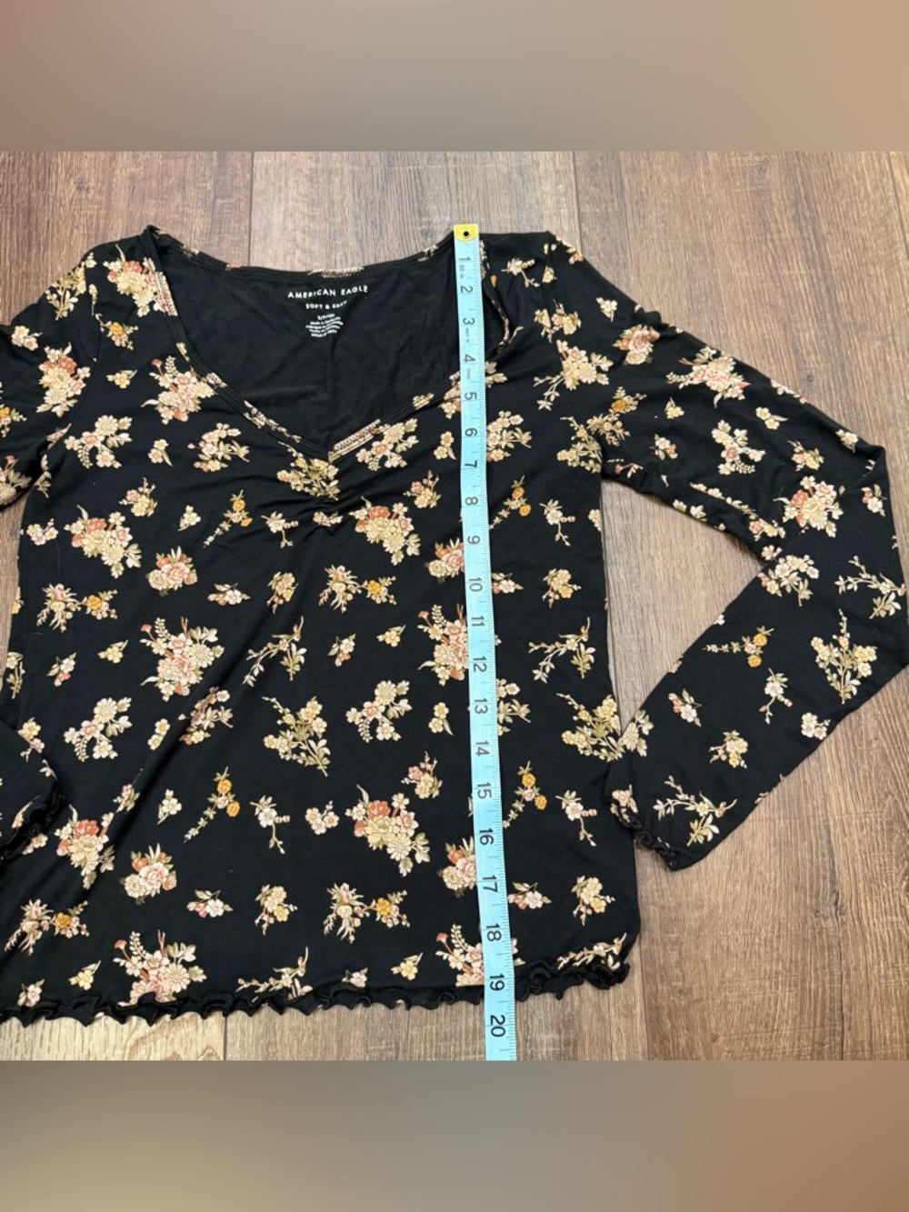 American Eagle soft and sexy floral black semi cropped long sleeve tee small - Picture 5 of 7
